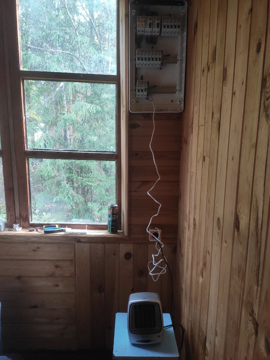 Когда вешали щиток поняли как он идеально подошел по размерам между окном и стеной.