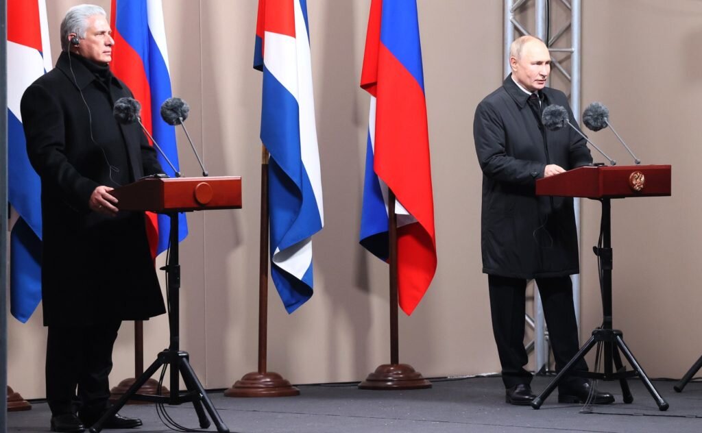 Президент России Владимир Путин с президентом Кубы Мигелем Диас-Канелем Бермудесом на церемонии открытия памятника Фиделю Кастро / Фото: ТАСС