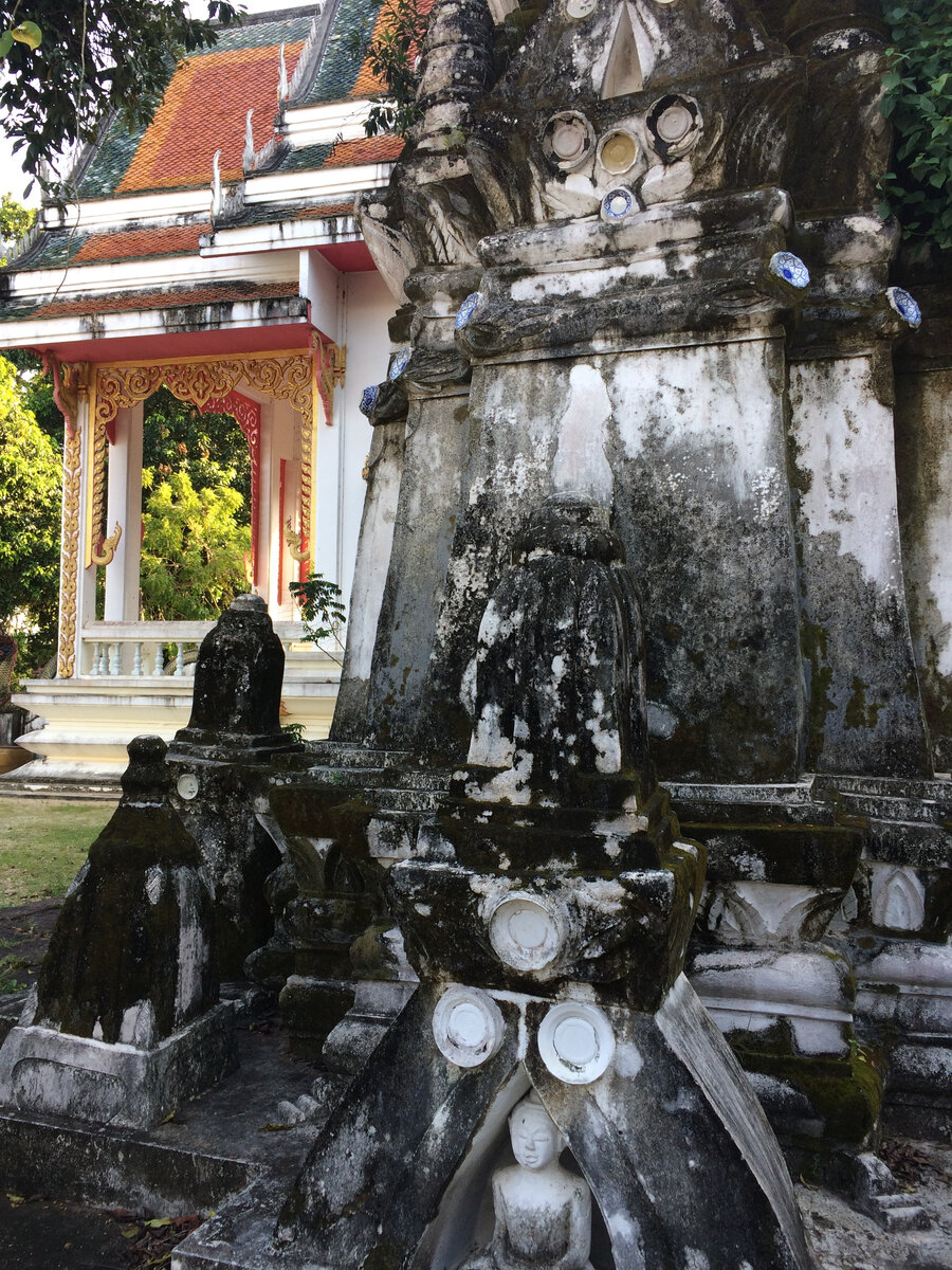   В Тае покойников кремируют и пепел или развеивают, или захоранивают в ступу в вате.Например на территории Ват По - Храма Лежащего Будды стоят огромные ступы с прахом королей, поменьше размером - членов королевской фамилии. В любом вате можно увидеть ступы небольшого размера, с человеческий рост с прахом, это и есть кладбище. 
