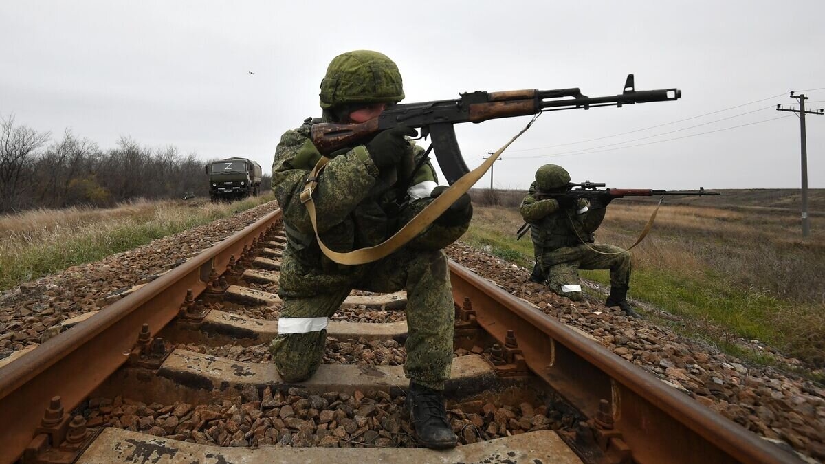    Военнослужащие железнодорожных войск РФ ведут техническую разведку путей на Херсонском направлении© РИА Новости / Евгений Биятов