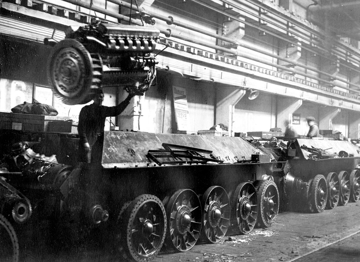 Установка двигателя на танк. 1942 год