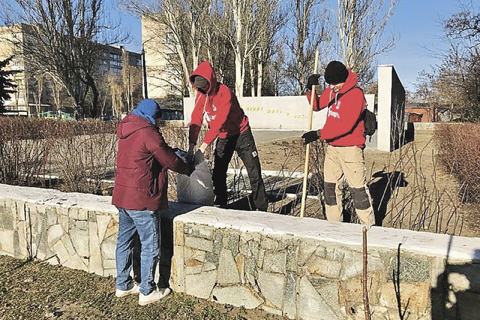     Волонтеры восстанавливают разрушенные памятники. Фото: Молодая Гвардия Единой России