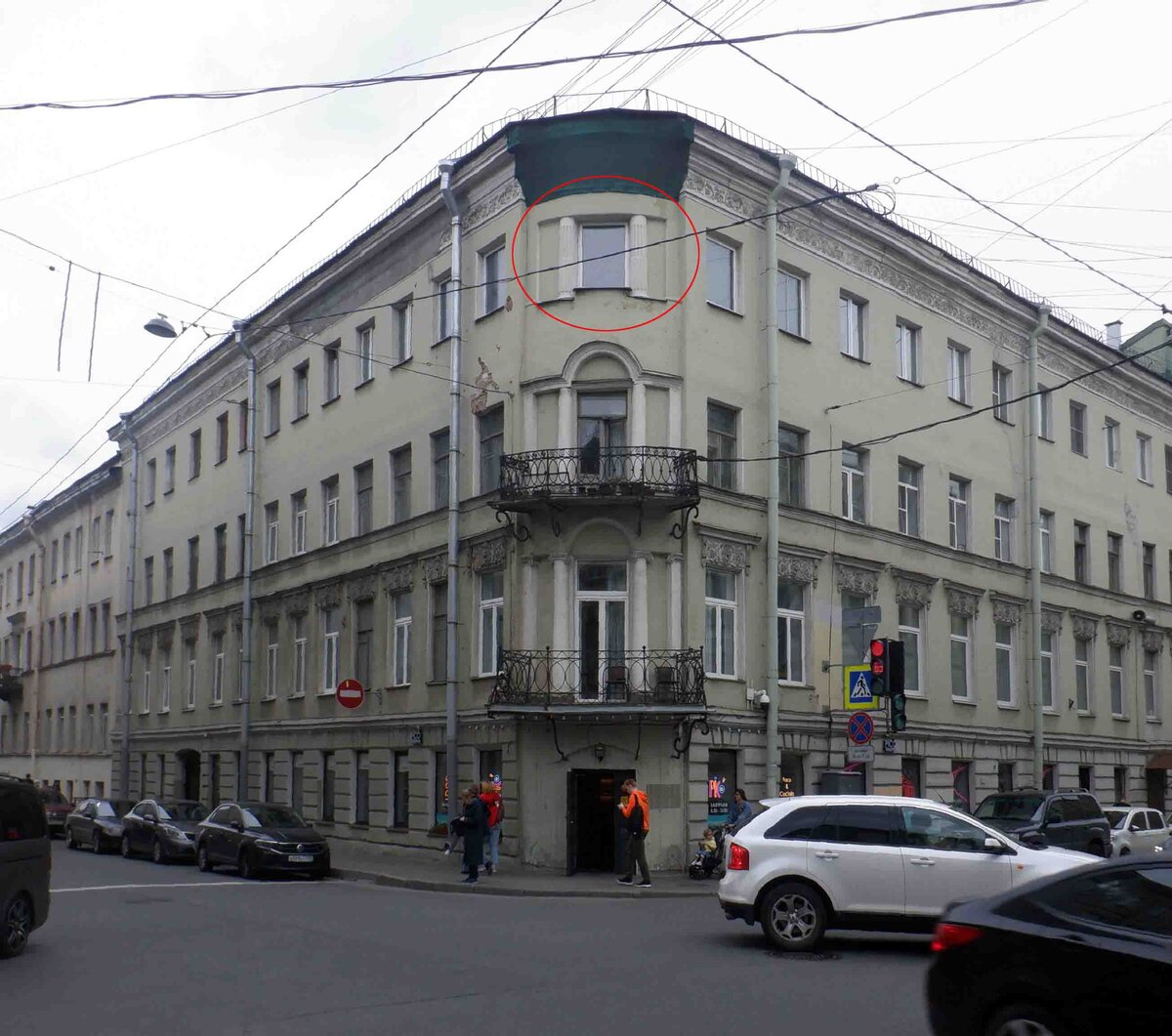Историческое здание в центре Санкт-Петербурга с разнообразными пластиковыми окнами.   Красным обведено "планарное" окно, у которого имеется аналог в Зимнем Дворце (смотрите фото ниже). 