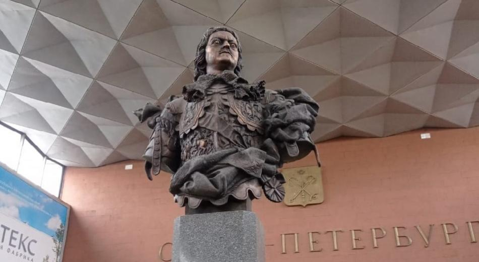 Бюст Петра I в Световом зале Московского вокзала. 