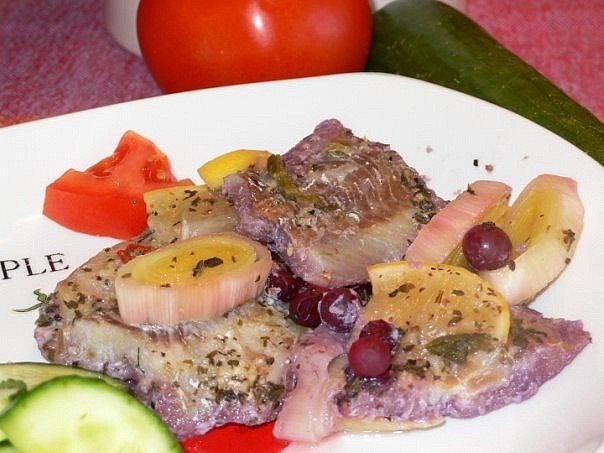 Рыба, запеченная с лимоном и клюквой.