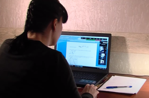   Дистанционное обучение занимает всё большую роль в модернизации образования. Согласно приказу 137 Министерства образования и науки РФ от 06.05.2005 «Об использовании дистанционных образовательных технологий», итоговый контроль при обучении с помощью ДОТ (дистанционных образовательных технологий) можно проводить как очно, так и дистанционно.[6] 
В марте 2020 года в период пандемии COVID-19 Министерство просвещения Российской Федерации разработало, опубликовало и направило в регионы методические рекомендации по организации дистанционного обучения[7].