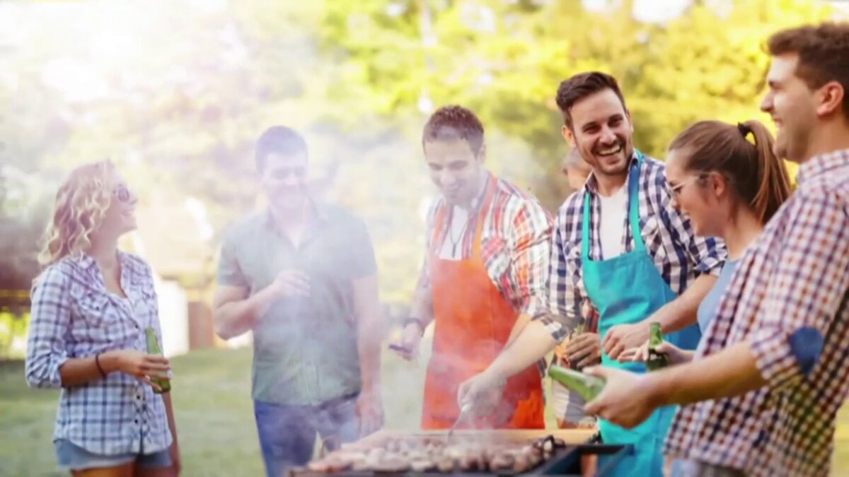 Такие моменты общения с друзьями при жарке блюд на мангале просто бесценны.