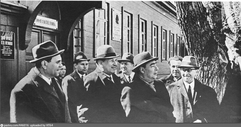 Леонид Ильич Брежнев во время празднования 100-летия со дня рождения Ленина заглянул в дом-музей В.И. Ленина.