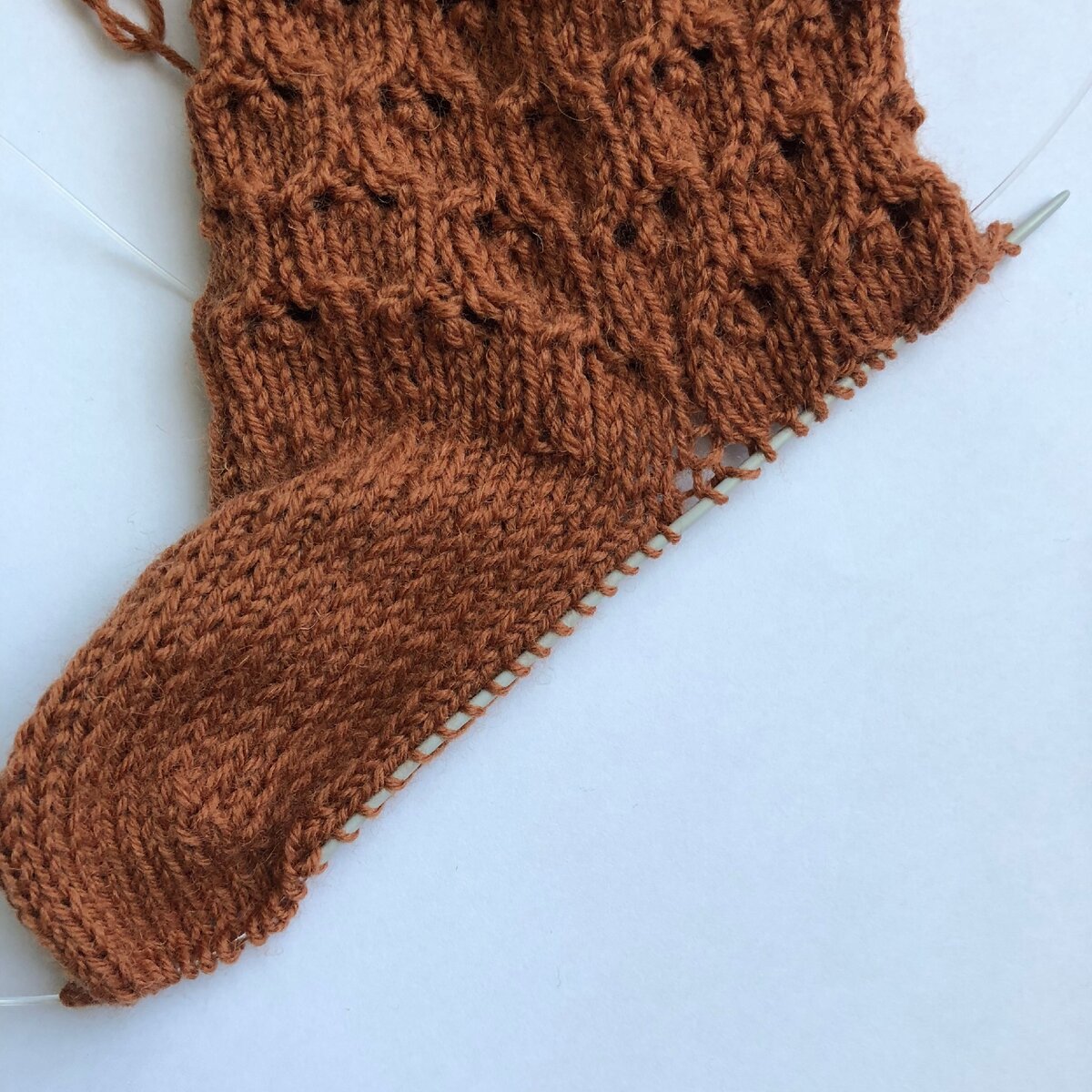 Пятка подкова спицами. Вязание французская пятка. Носки с пяткой подкова. Вязание носки пятка подкова. Французская пятка спицами.