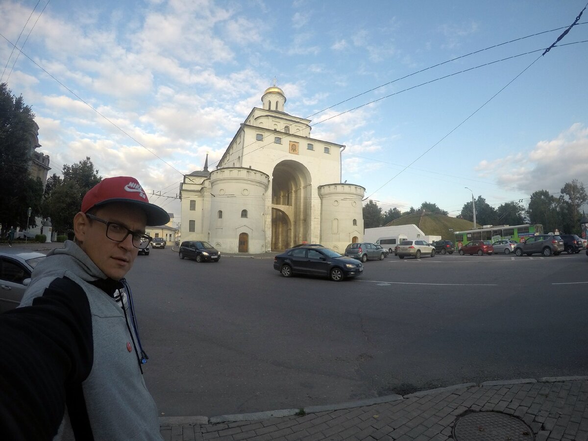 Золотые ворота. Справа можно видеть защитную насыпь - Вал.