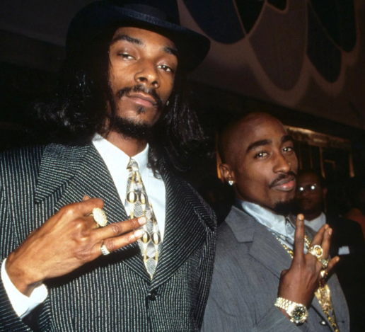 На фотографии изображён Снуп Дог и его друг Тупак Шакур