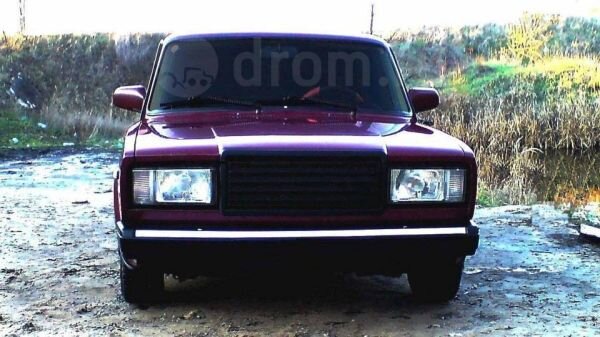 LADA 2107 (ВАЗ-2107 «Жигули») — советский и российский заднеприводный автомобиль II группы малого класса с кузовом типа седан, одна из последних моделей «классики», выпускавшаяся на ОАО «Волжский автомобильный завод/АвтоВАЗ» с марта 1982 года по 17 апреля 2012 года[2].

LADA 2107
Lada (7906720346).jpg
Общие данные
Производитель
АвтоВАЗ
Годы производства
1982—1991 — в СССР
1991—2012 — в России
2003—2012 — на Украине
2006—2014 — в Египте
Сборка
Флаг СССР ВАЗ (Тольятти, СССР)
Флаг России АвтоВАЗ (Тольятти, Россия)
Флаг России ИжАвто (Ижевск, Россия)
Флаг России РосЛада (Сызрань, Россия)
Флаг России Чеченавто (Аргун, Россия)
Флаг Украины ЛуАЗ (Луцк, Украина)
Флаг Украины ЗАЗ (Запорожье, Украина)
Флаг Украины КрАСЗ (Кременчуг, Украина)
Флаг Украины Анто-Рус (Херсон, Украина)
Флаг Казахстана Азия Авто (Усть-Каменогорск, Казахстан)[1] 
Флаг Египта Lada Egypt, (Каир, Египет)
Класс
Малый II группы
Иные обозначения
ВАЗ-2107
Lada Nova
Lada Riva
Lada Signet
Lada 1500
Дизайн
Тип кузова
4‑дв. седан (5‑мест.)
Платформа
ВАЗ-2101
Компоновка
переднемоторная, заднеприводная
Колёсная формула
4 × 2