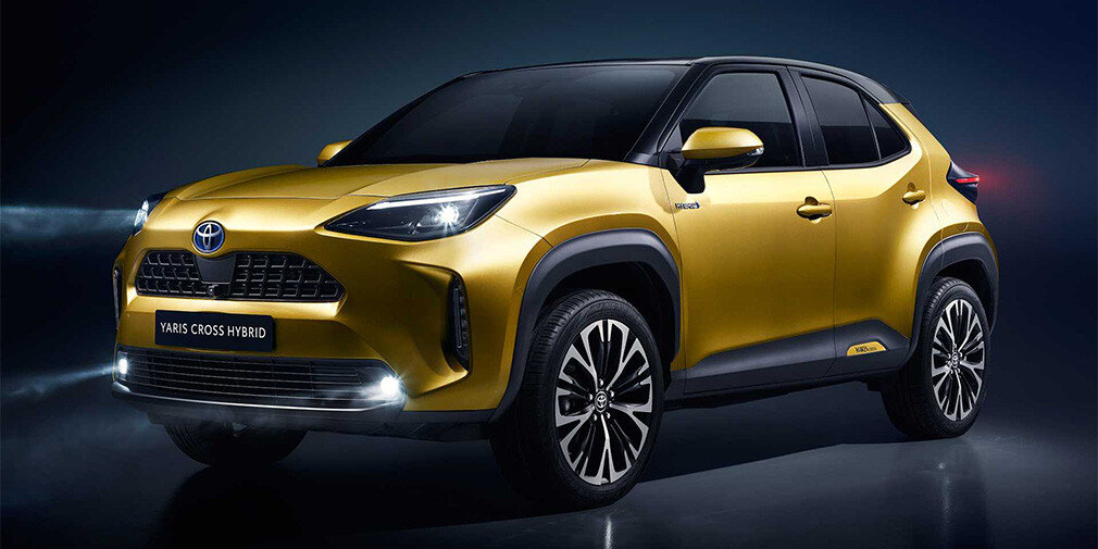 Компания Toyota представила новый компактный кроссовер Yaris Cross, который расположился в линейке бренда перед моделью C-HR. Публичная премьера машины должна была состояться в начале марта на Женевском автосалоне, однако в связи с пандемией коронавируса дебют машины провели в онлайн-формате спустя полтора месяца.В машину Toyota Yaris Cross легла легкая модульная платформа TNGA, обеспечивающая более прочную конструкцию, пониженный центр тяжести, а также улучшенную управляемость и шумоизоляцию. Размер колесной базы получился таким же, как и у соплатформенного стандартного хэтчбека Yaris — 2560 миллиметров. При этом габаритная длина кроссовера составила 4180 мм, что на 240 мм больше, чем у хэтчбека.На момент старта продаж Toyota Yaris Cross будет доступен с гибридной силовой установкой, в состав которой вошел 1,5-литровый трехцилиндровый бензиновый атмосферный двигатель мощностью 80 л. с., компактный электромотор на задней оси и комплект литий-ионных аккумуляторов. Суммарная отдача агрегатов составила 118 лошадиных сил.
