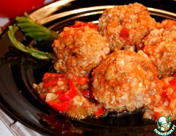 Тефтели – блюдо, которое представляет собой шарики из мясного фарша в соусе. Мясо для тефтелей лучше выбирать с жиром – блюдо получится более сочным.