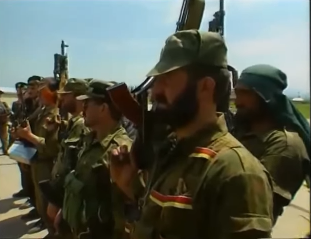 Боевики охранявшие Яндарбиева во время визита в Москву. Кадры хроники тех дней. 