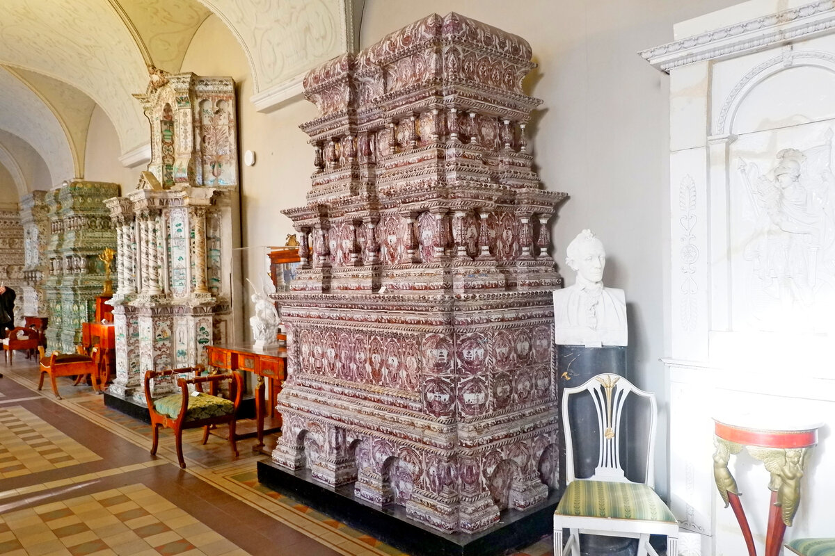 На фото коллекция изразцовых печей  из Академии Штиглица. Фото автора.