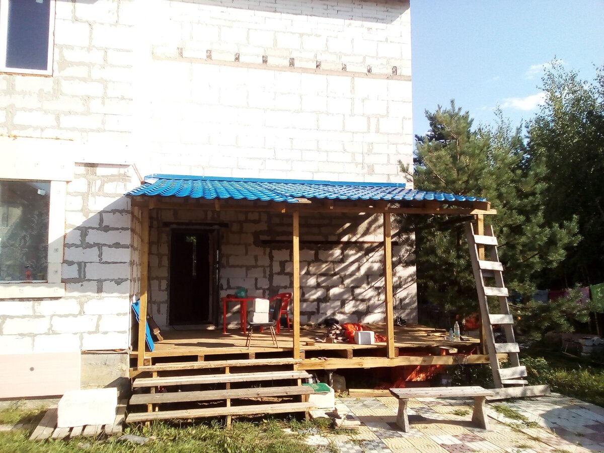 Терраса в стадии строительства. Примерно в таком виде (без перил) мы ей пользовались в течение года.