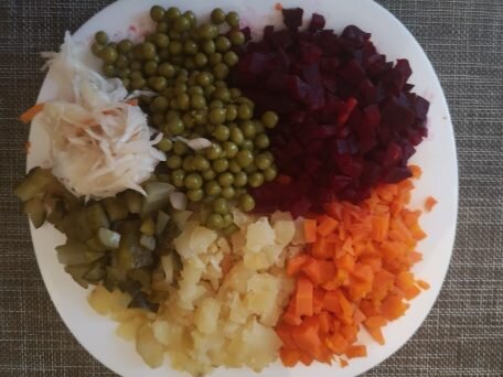 Классический винегрет с солеными огурцами и квашеной капустой
