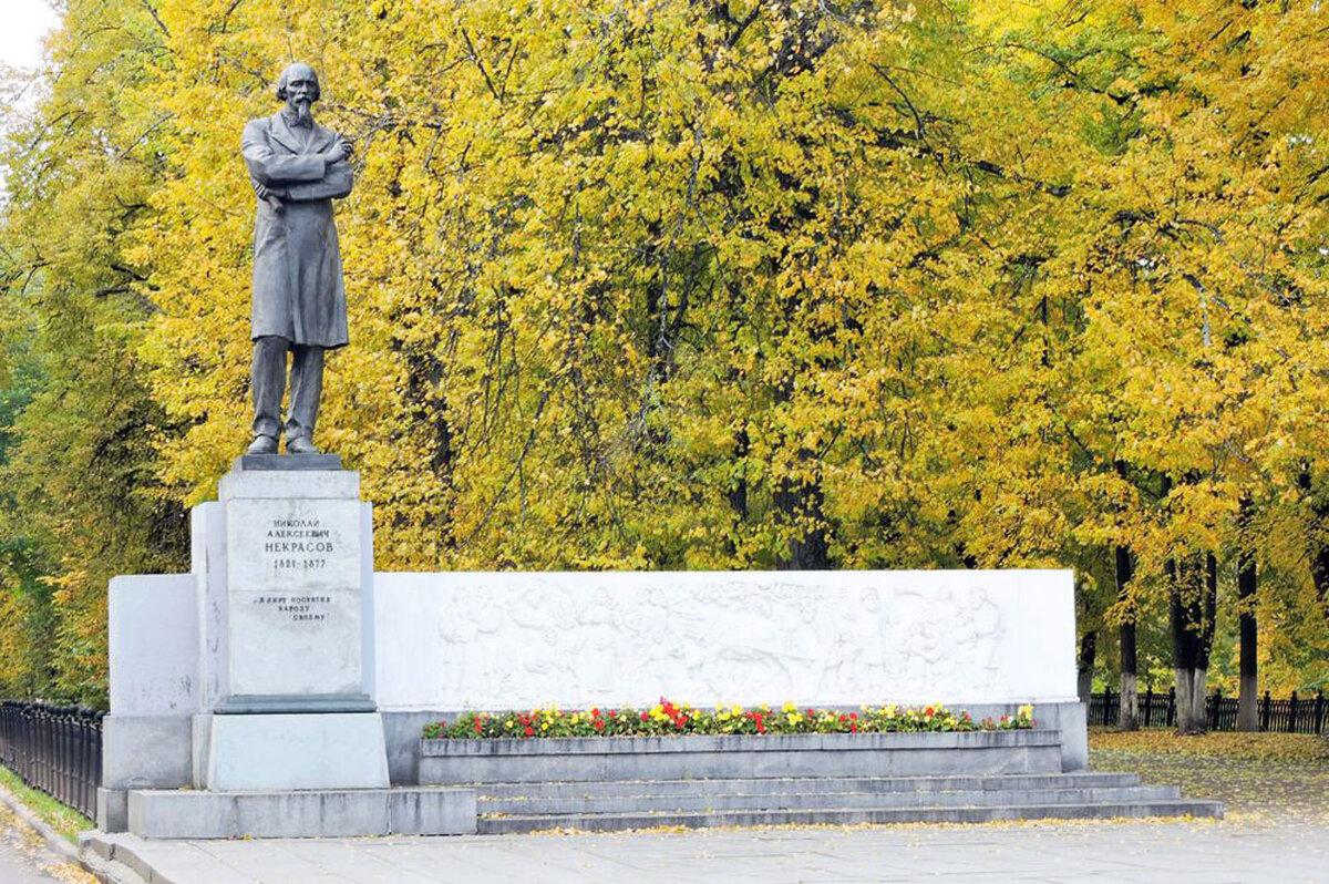 Н м в ярославле. Памятник Николаю Некрасову в Ярославле. Памятник Некрасову в Ярославле. Памятник н а Некрасову в Ярославле.