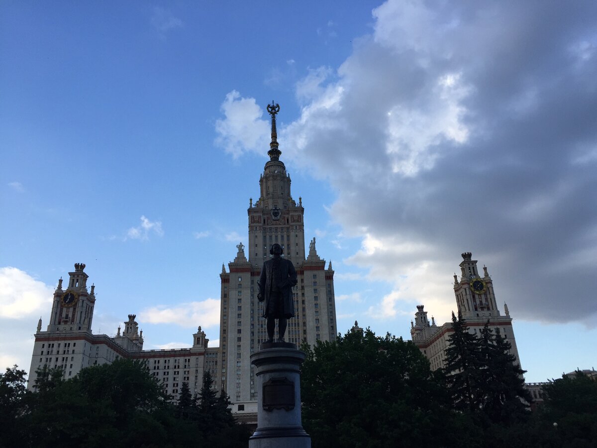 Главное здание МГУ. Фото сделано автором.