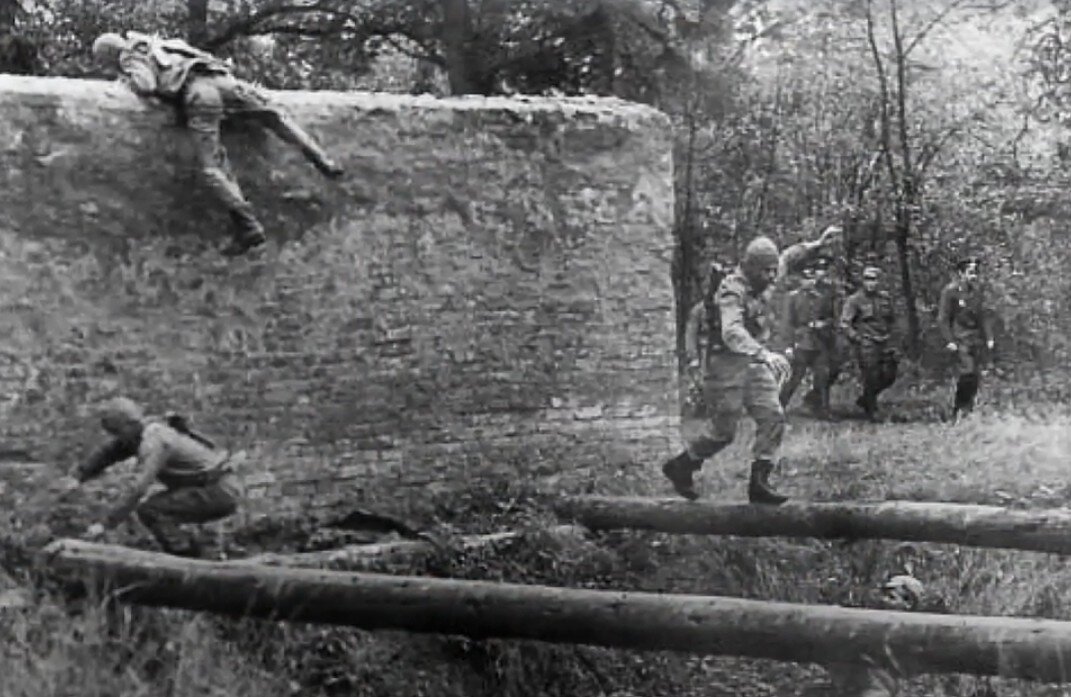 Бойцы 3-й бригады спецназа Группы советских войск в Германии на преодолении полосы препятствий