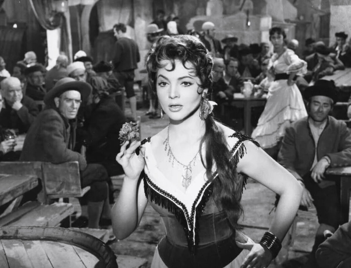 Сара Монтьель в образе Кармен.