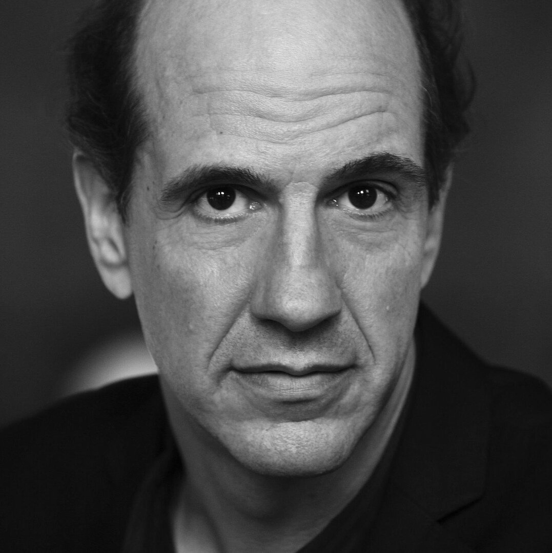 В январе 2019 у Ллойда обнаружили неоперабельную опухоль мозга, которая впоследствии развилась из метастаз в его лёгких: он скончался в возрасте 56 лет. На счету артиста более 50 ролей. Не считая "Клиники", он был известен по сериалам "Отчаянные домохозяйки", "Кости", "Город хищниц" и "Американская семейка". 
Вдобавок ко всему, Сэм успел активно позаниматься музыкальной деятельностью в составе группы "Blanks", исполнявшей акапелла песни из заставок реклам, мультфильмов и телесериалов, и коллектива "Butties" - трибьют-проекта, посвящённого творчеству "The Beatles".