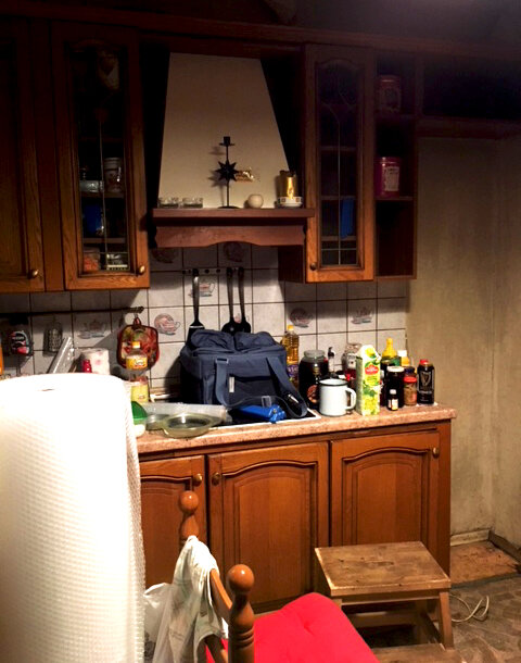 Вот так здесь было. Шкафы на фото, вроде, ничего… Перелистываем картинку ➡️