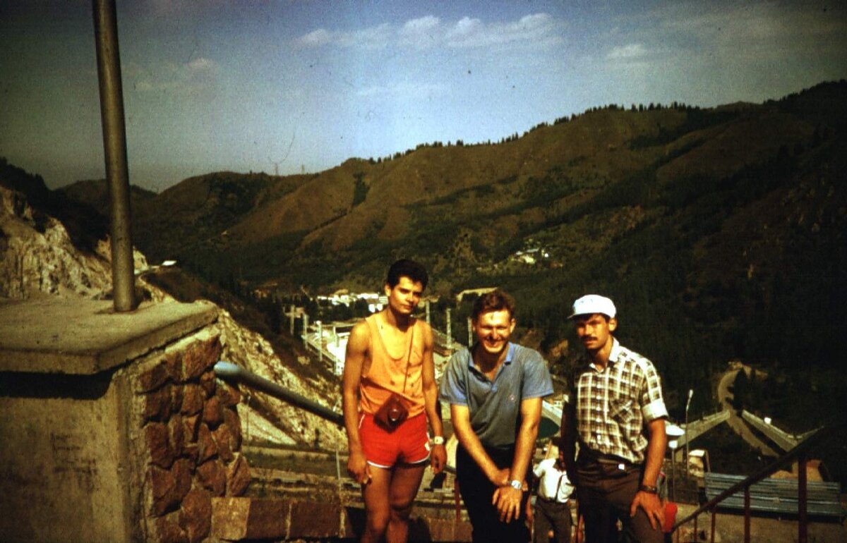 Дальше шли по серпантинной дороге в красивом сосновом лесе к горнолыжной базе Чимбулак