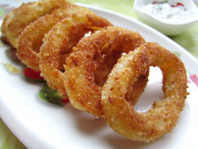  
Добавить в книгу рецептовПосмотреть рецептКольца кальмара в кляреБыстрая, вкусная и хрустящая закуска в виде колец из кальмаров понравится любителям морепродуктов. Подавайте закуску с красным или белым соусом. ...