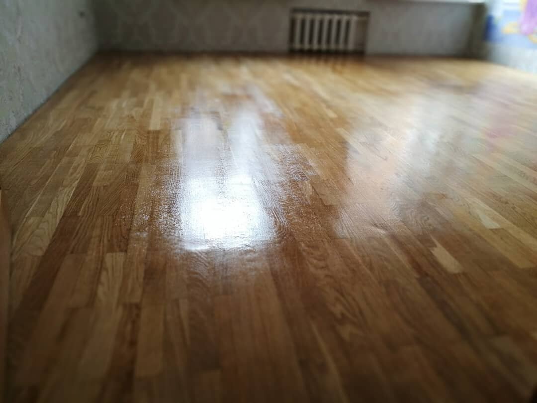 Отражение на паркете. Паркет по асфальту. Обои под лаком фото. Паркет с бесцветным лаком фото.
