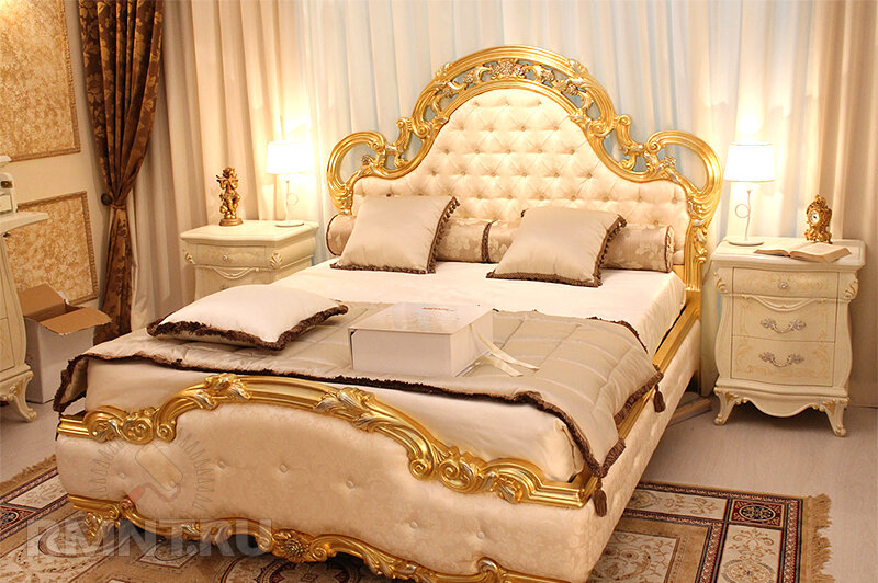В этой спальне и кровать с высоким изголовьем и тумбочки в стиле барокко идеально заняли свои места. Размеры, форма и стиль меблировки подобраны безукоризненно
