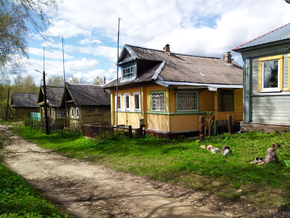 Пустая улица нашей деревни. Впрочем, она всегда такая.