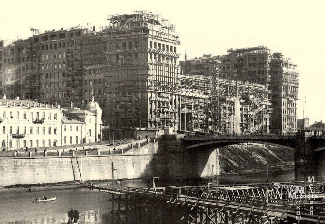 Дом на набережной.