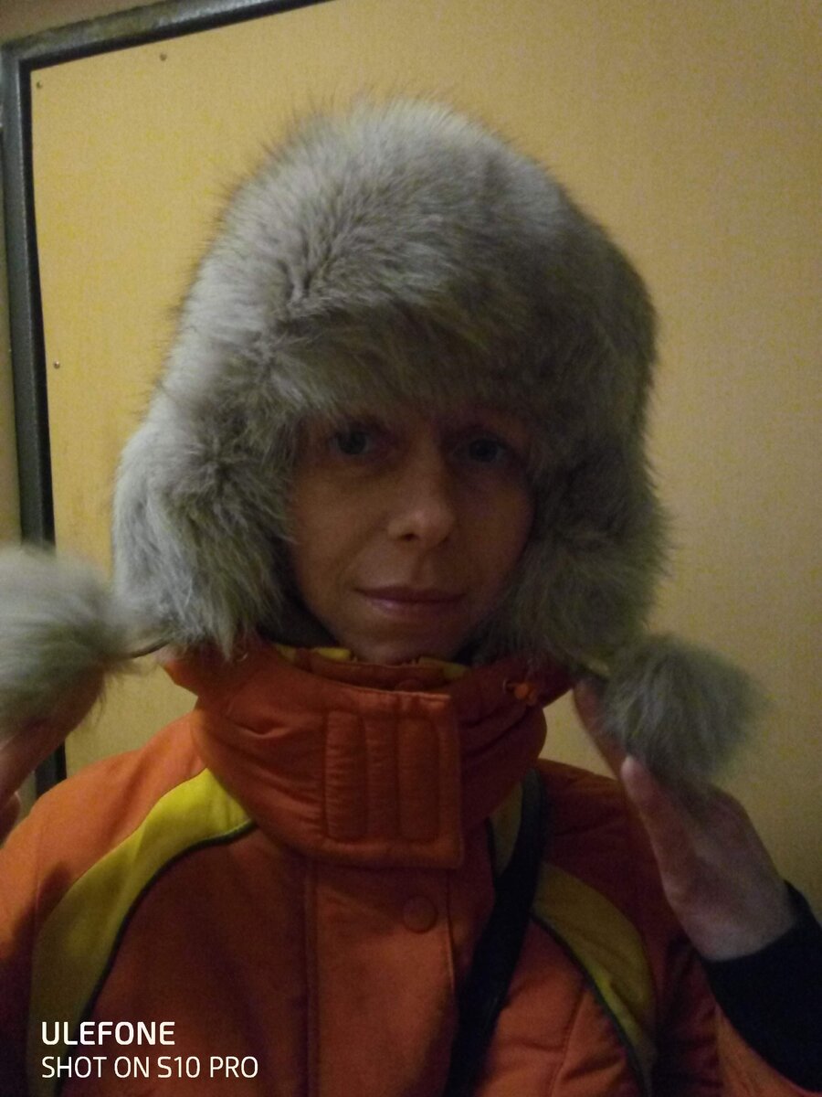 Сначала я вспомнила как в ноябре сфотографировала себя в мохнатой шапке