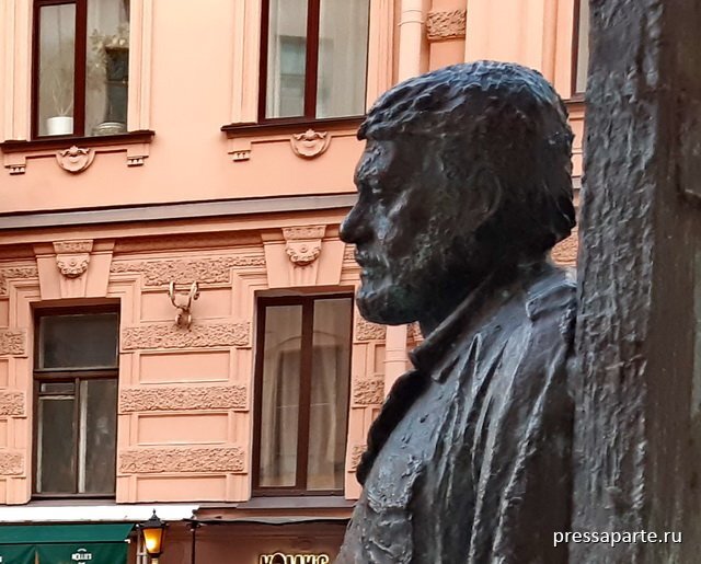 фрагмент памятника на улице Рубинштейна в Санкт-Петербурге