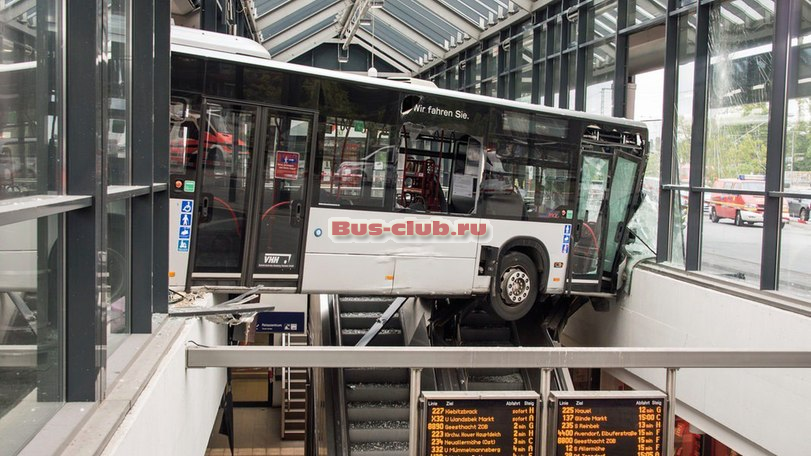 Эффектная авария на автобусной станции Бергедорфа