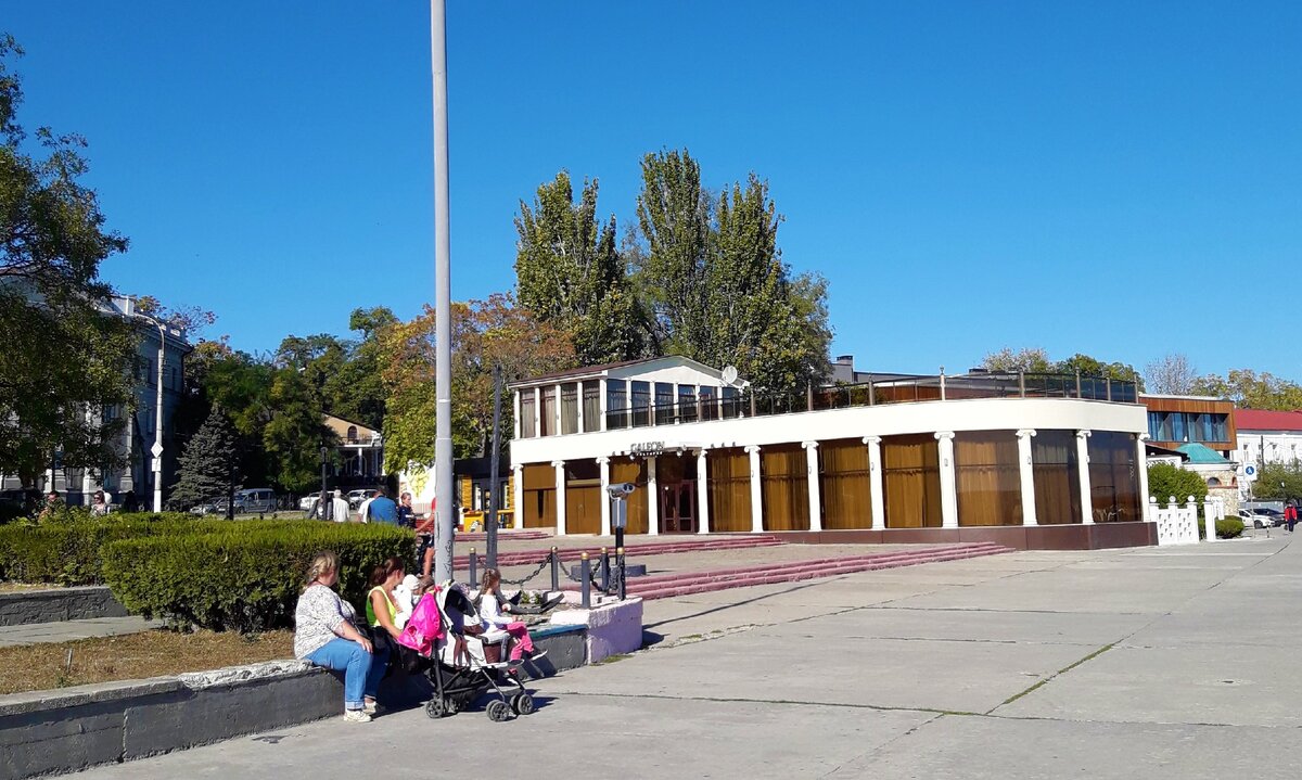 Прогулка по городу-герою Керчи, старые здания, парк и набережная