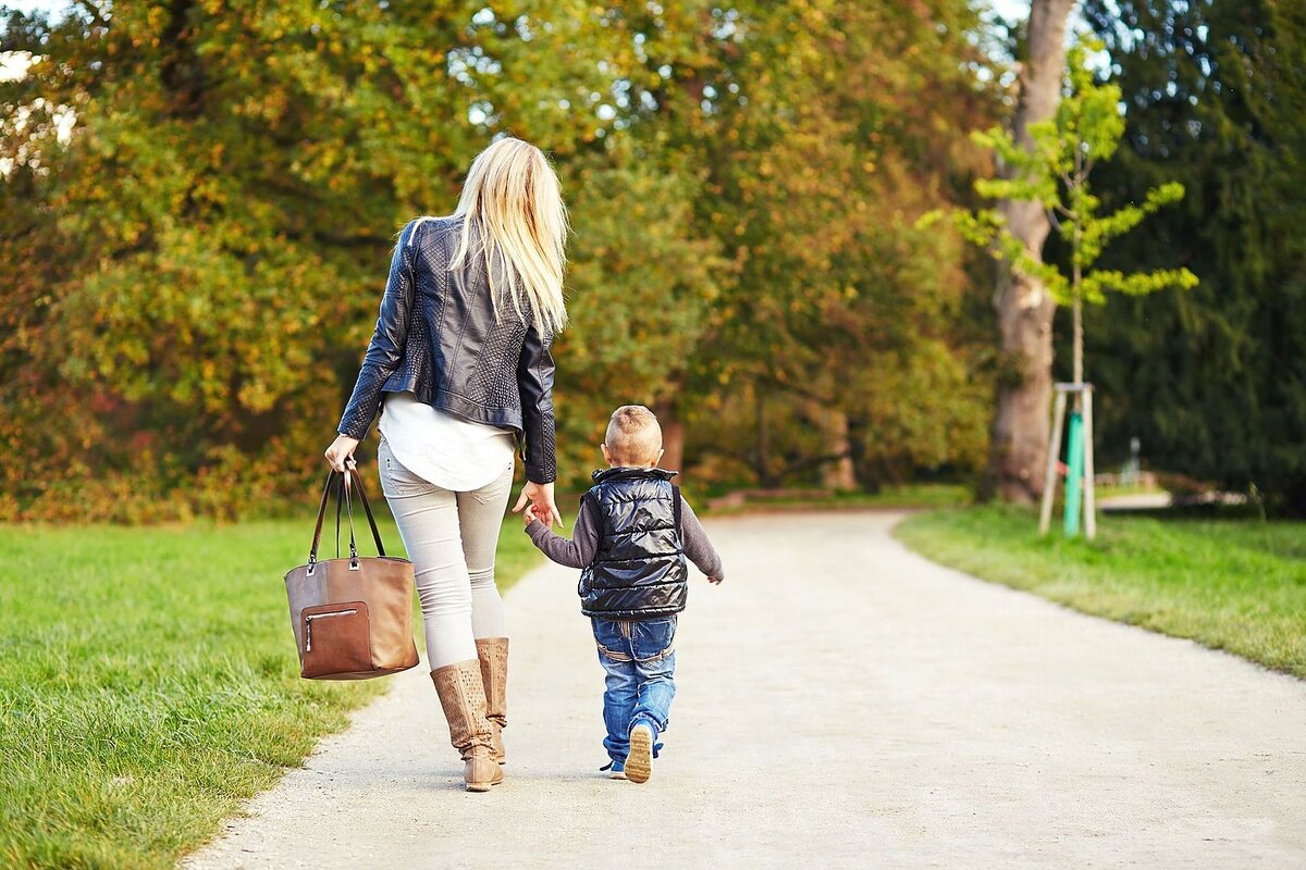 Можно выйти гулять с детьми. Дети на прогулке. Мама гуляет с ребенком. Мама с ребенком идут. Мамочки с детьми на прогулке.