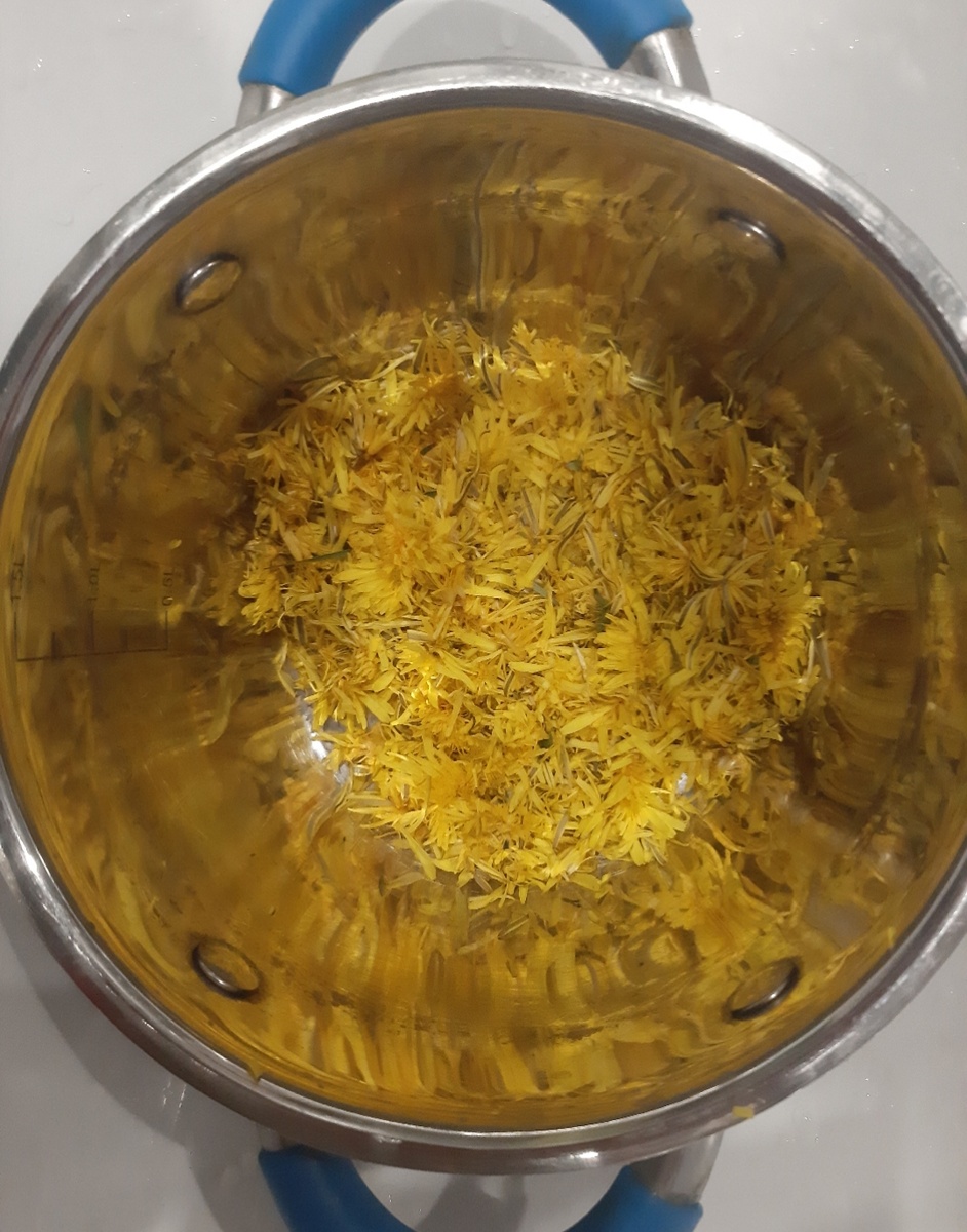 Воспользуйтесь ножницами. Лучше это делать в ванной, так как там множество живности, а мыть цветки мы не будем- нам важна пыльца. Так проще собрать букашек  и очистить цветы от них. 