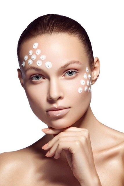 Как помочь сухой коже? ⠀
Сухая кожа может быть как тип кожи( жирная, сухая, комбинированная). Это особенность раз и навсегда. Поры маленькие, натуральной смазки и работы сальных желез недостаточно. Такая кожа требует постоянного увлажняющего ухода.
⠀
А может быть сухая кожа как состояние( обезвоженная). В результате лечения акне, после зимы или жаркого лета, после перенесённых болезней, в результате неправильно подобранных средств.
⠀
Справляться будем одинаково. С той лишь разницей, где то на постоянной основе, а где то временно.
⠀
Средства для умывания подойдут такие формы как молочко и гидрофильное масло. Они оставляют лёгкую защитную пленочку на коже. Препядствуя испарению собственной влаги.
⠀
Тоники любые цветочные. На регулярной основе. 1-2 раза в день.
Возможно даже вместо контакта с водой.
⠀
Крема увлажняющие с гиалуроновой кислотой и маслом ши. Быстро справляются с проблемой сухости.
⠀
Маски увлажняющие кремовые или альгинатные. 2 раза в неделю будет идеально!
⠀
Сыворотки с гиалуроновой кислотой в зависимости от выраженности сухости от 2 раз в неделю до ежедневного использования.
⠀
Для быстрого эффекта увлажнения- биоревитализация курсом 3 процедуры 1раз в 2 недели.
⠀
При сухости с аллергией и раздражением на лице можно добавить бипантен и термальную воду аптечных линеек.
⠀
Воду тоже никто не отменял. Приучайтесь постепенно. Не пытайтесь сразу пить 2 литра в день.
⠀
Всем хорошего дня!