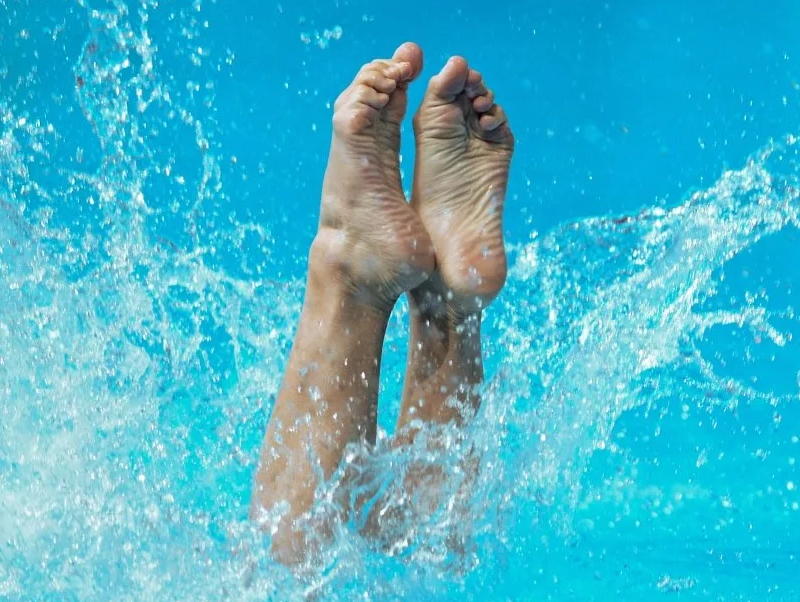 Прыжки в воду брызги