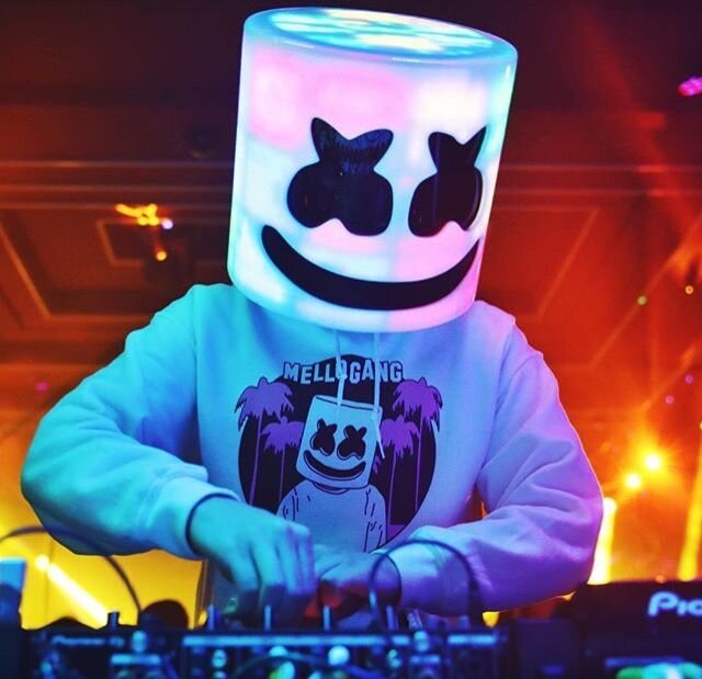 Один из самых лучших Диджеев современности по версии музыкального мира Marshmelloy.Его музыка поднимает настроение и сподвигает на действие даже самых ленивых домоседов.Слушаем и всё поймёте друзья мои.