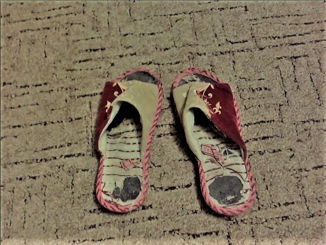 Свои даю, на обувай!                                                                                      Источник:yandex/картинки