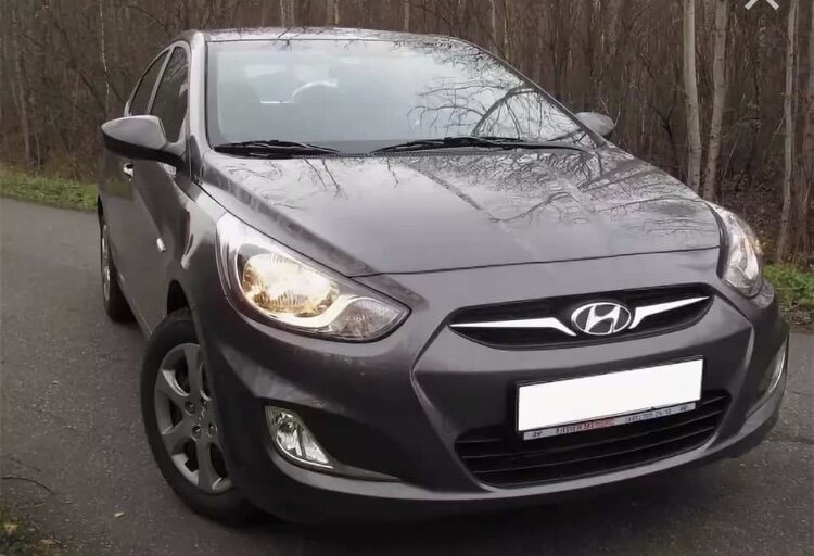 Автомобиль Hyundai Solaris первого поколения . 