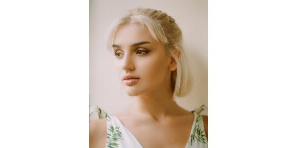 Популярность дорого обходится Дине Саевой: соцсети блогера полны агрессивными комментариями от консервативных подписчиков