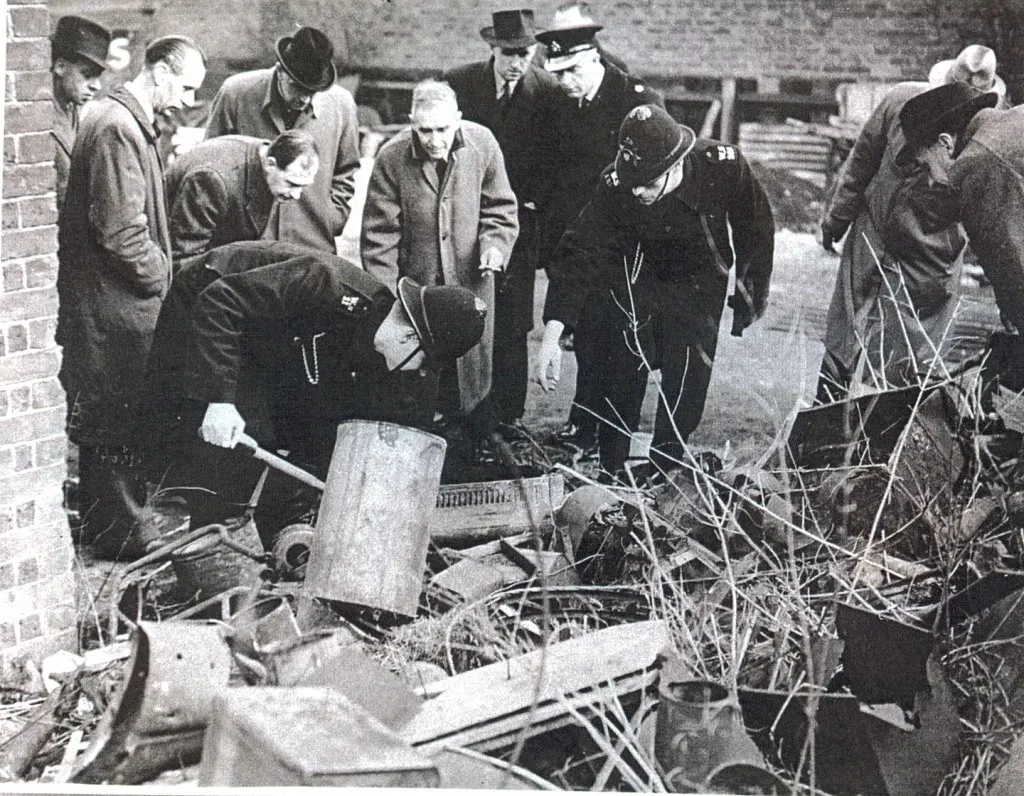 Полиция осматривает место преступления. Хейг выстрелил и убил Оливу Дюран-Дьякон возле мастерской Леопольд-роуд. Фото из интернета.