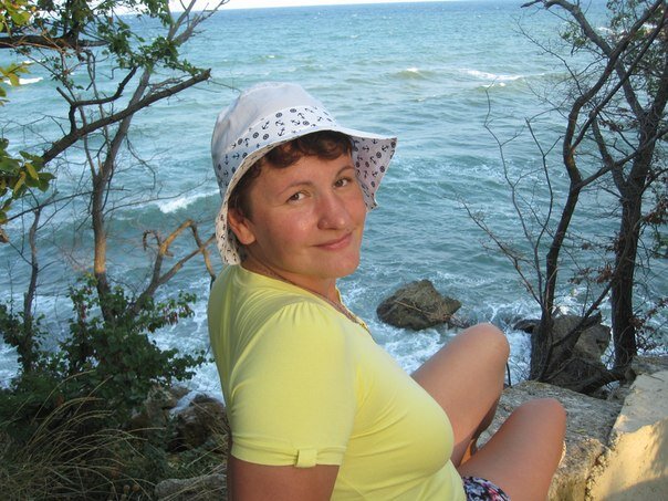 Женщина в шляпе с мягкими полями. /Фото: pp.userapi.com