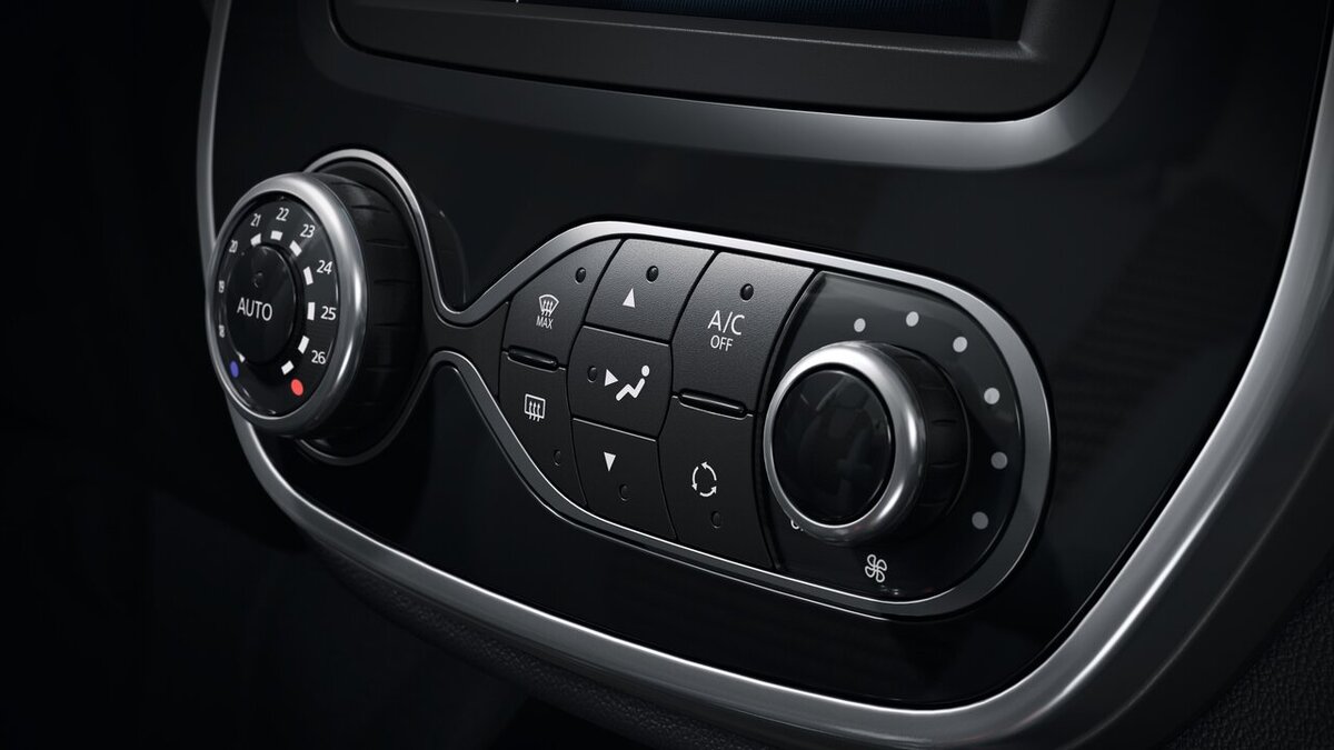 
Система климат-контроля автоматически поддерживает заданную температуру воздуха в салоне автомобиля и обеспечивает комфорт водителю и пассажирам. Всего одним нажатием кнопки можно быстро предотвратить запотевание стекол. 
 