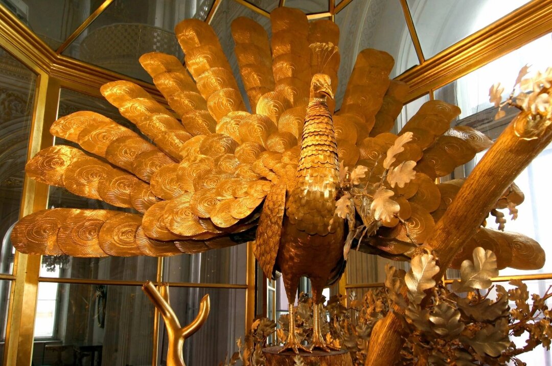 Позолоченный павлин во всей красе